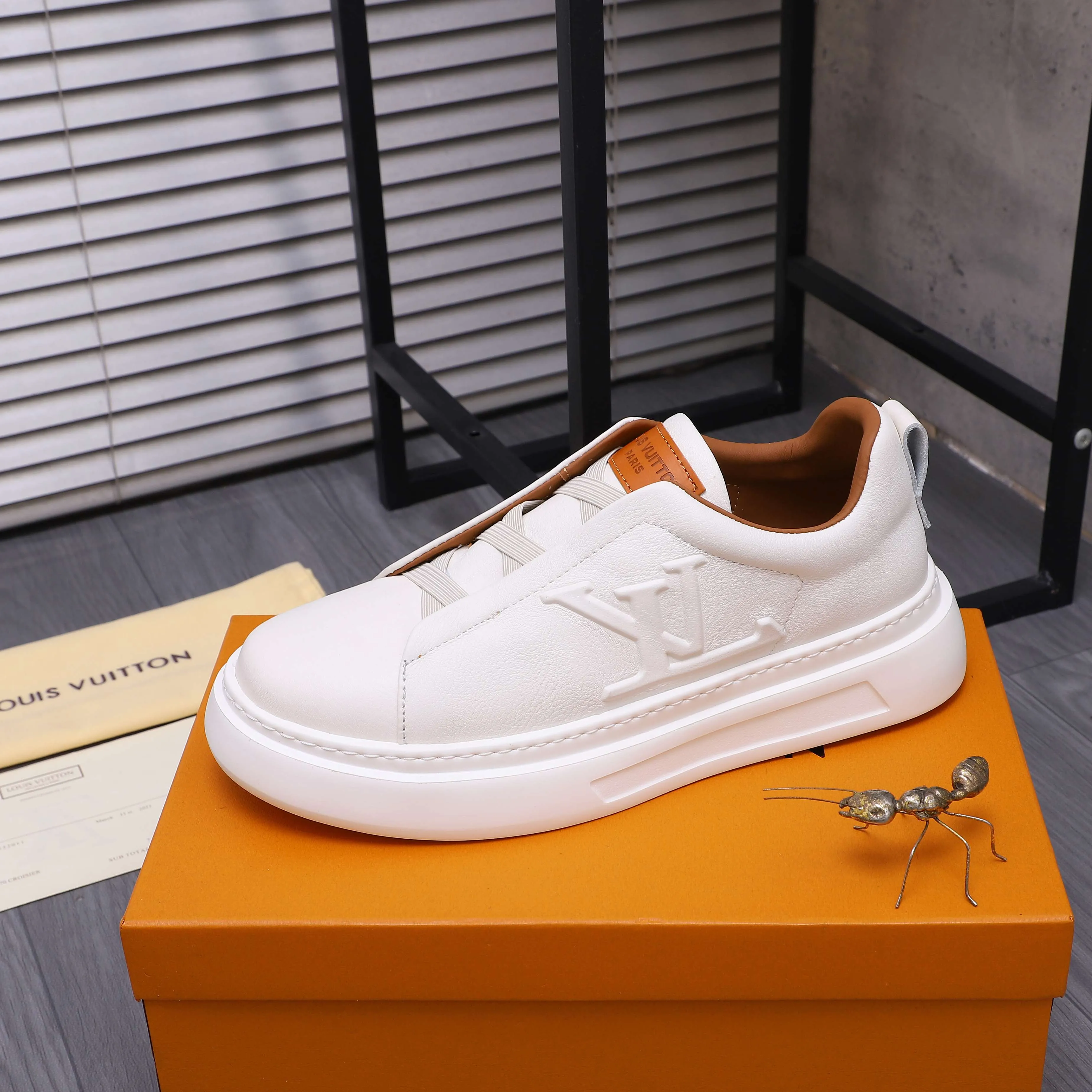 Men's shoes 💰p480 Product trademark: LV "Louis Vuitton" business casual men's shoes Regular size: 38-44 Product material: Selected high-quality pebbled cowhide upper, cowhide lining, rubber outsole